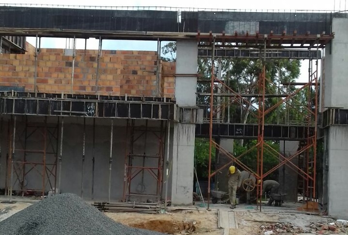 Construção de casas na fundação