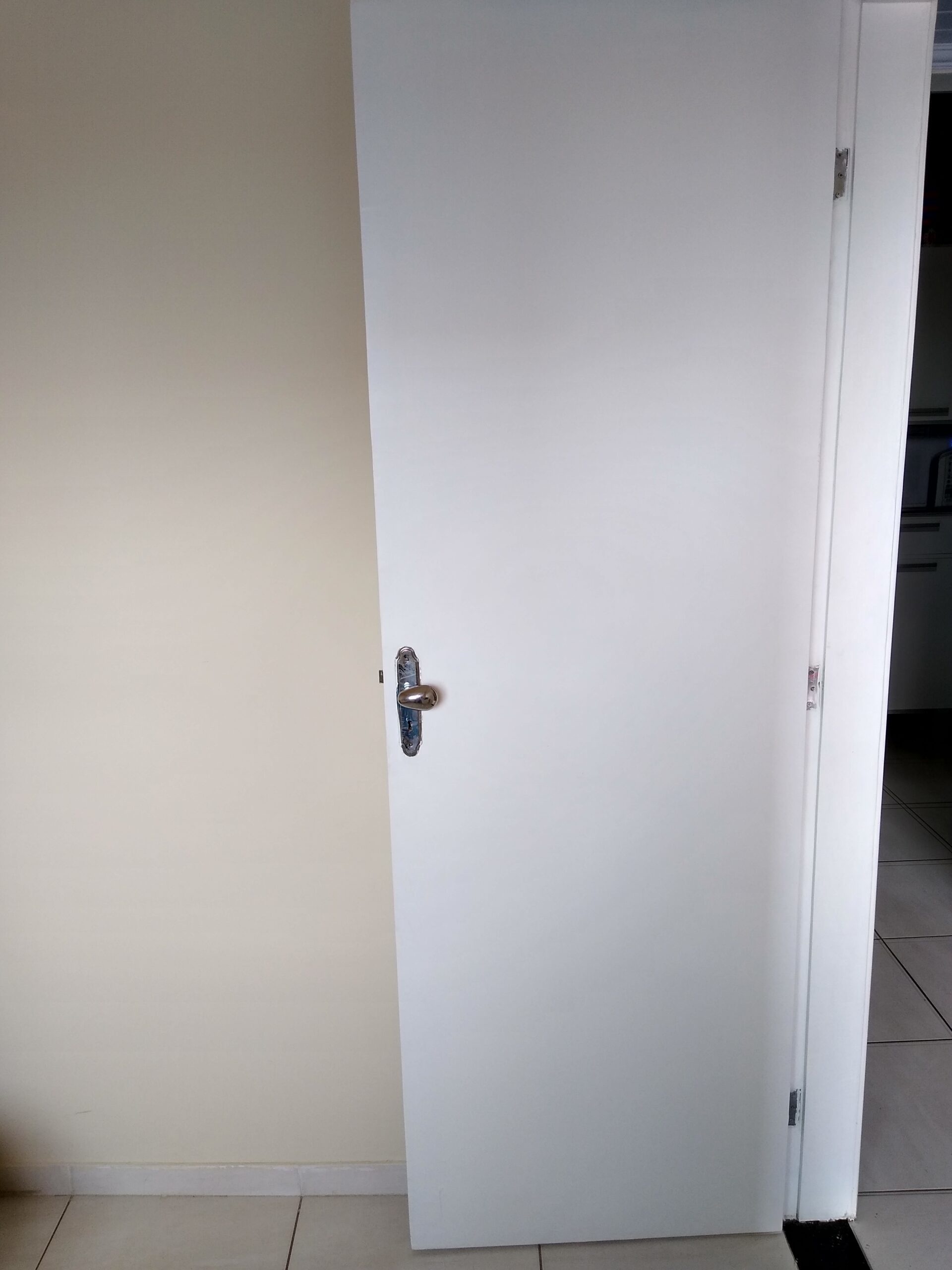 Instalação de portas com alisar, fechadura e aduela.