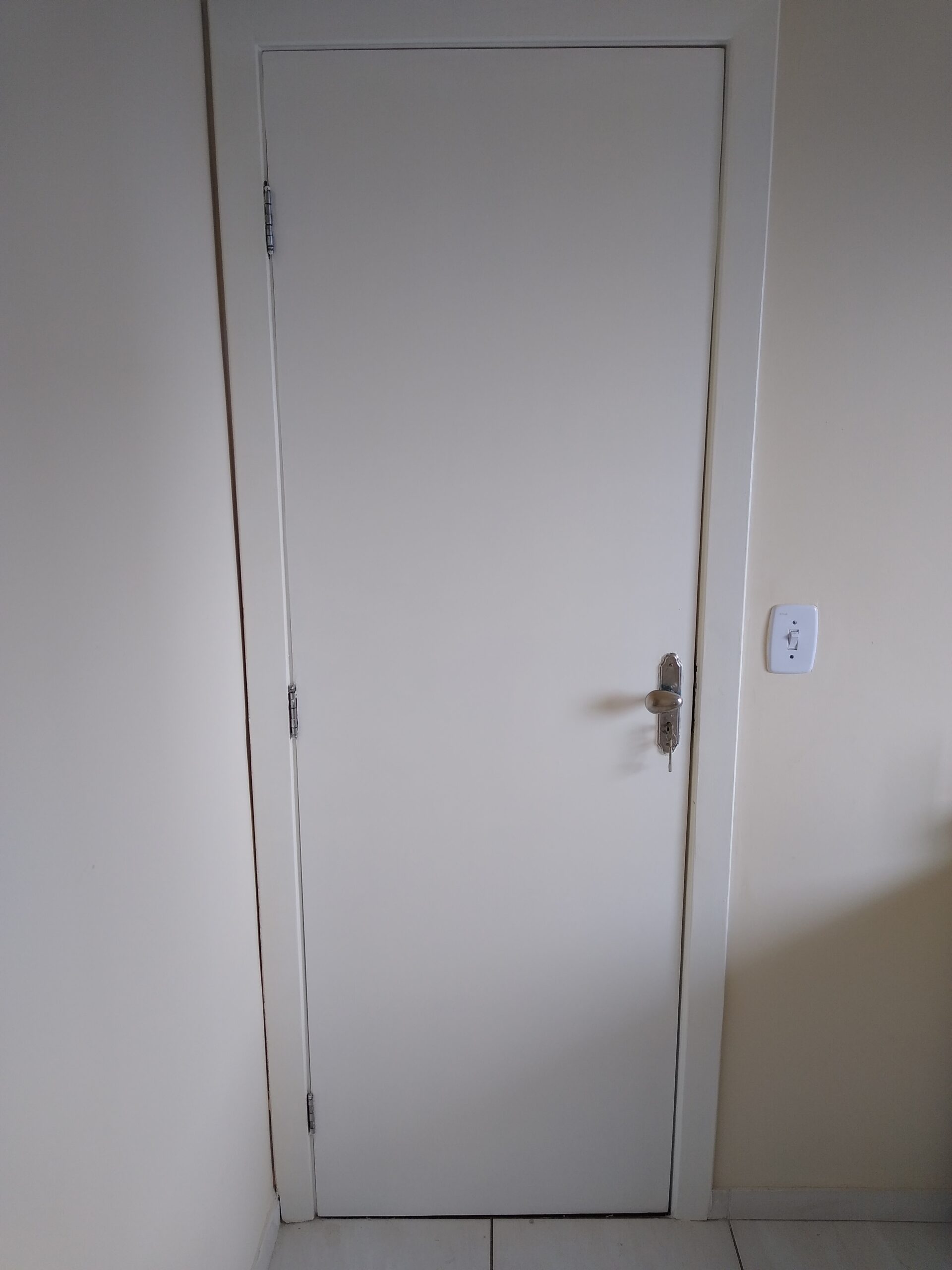 Instalação de portas com alisar, fechadura e aduela.