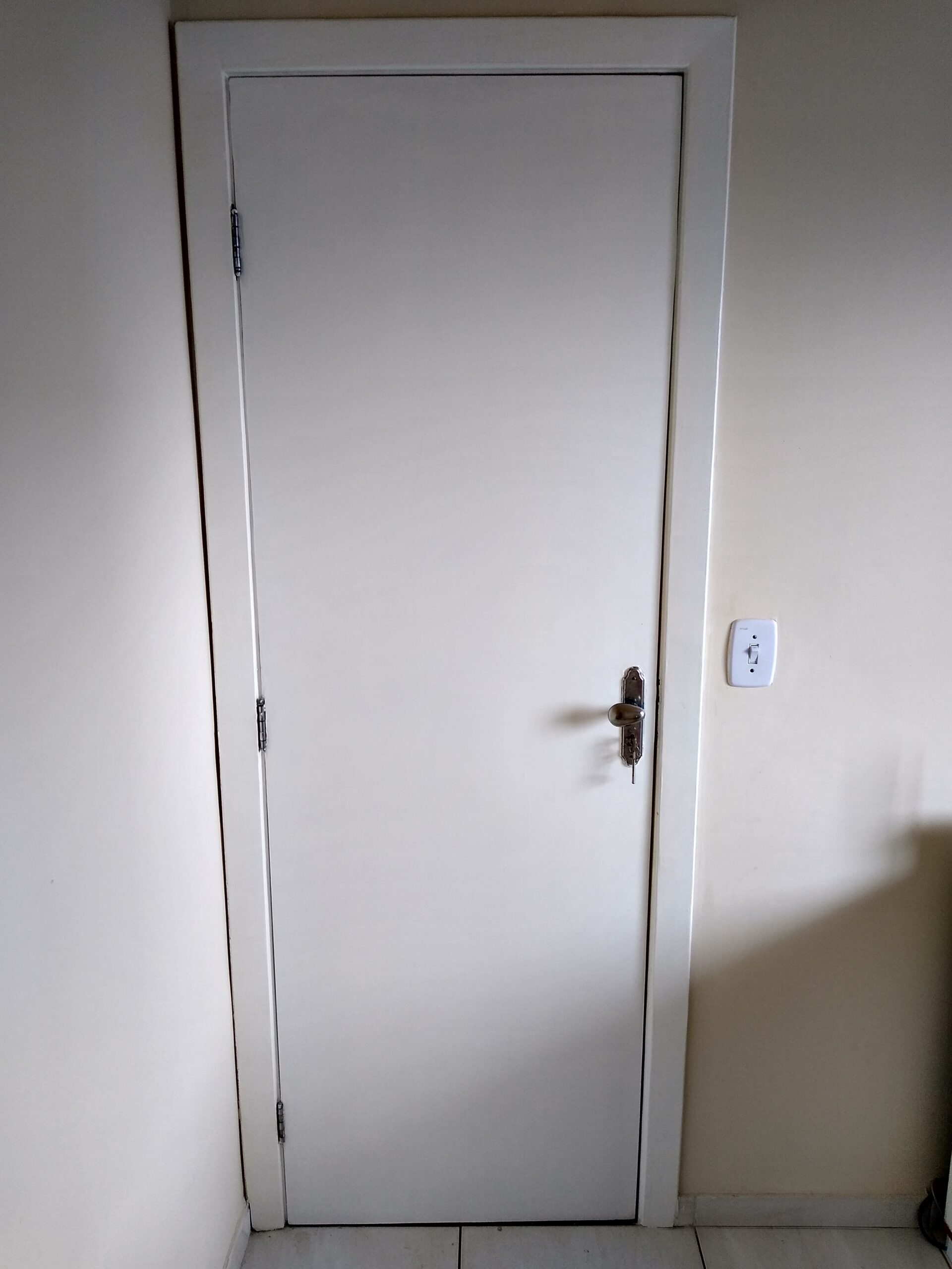 Instalação de portas com alisar, fechadura e aduela.