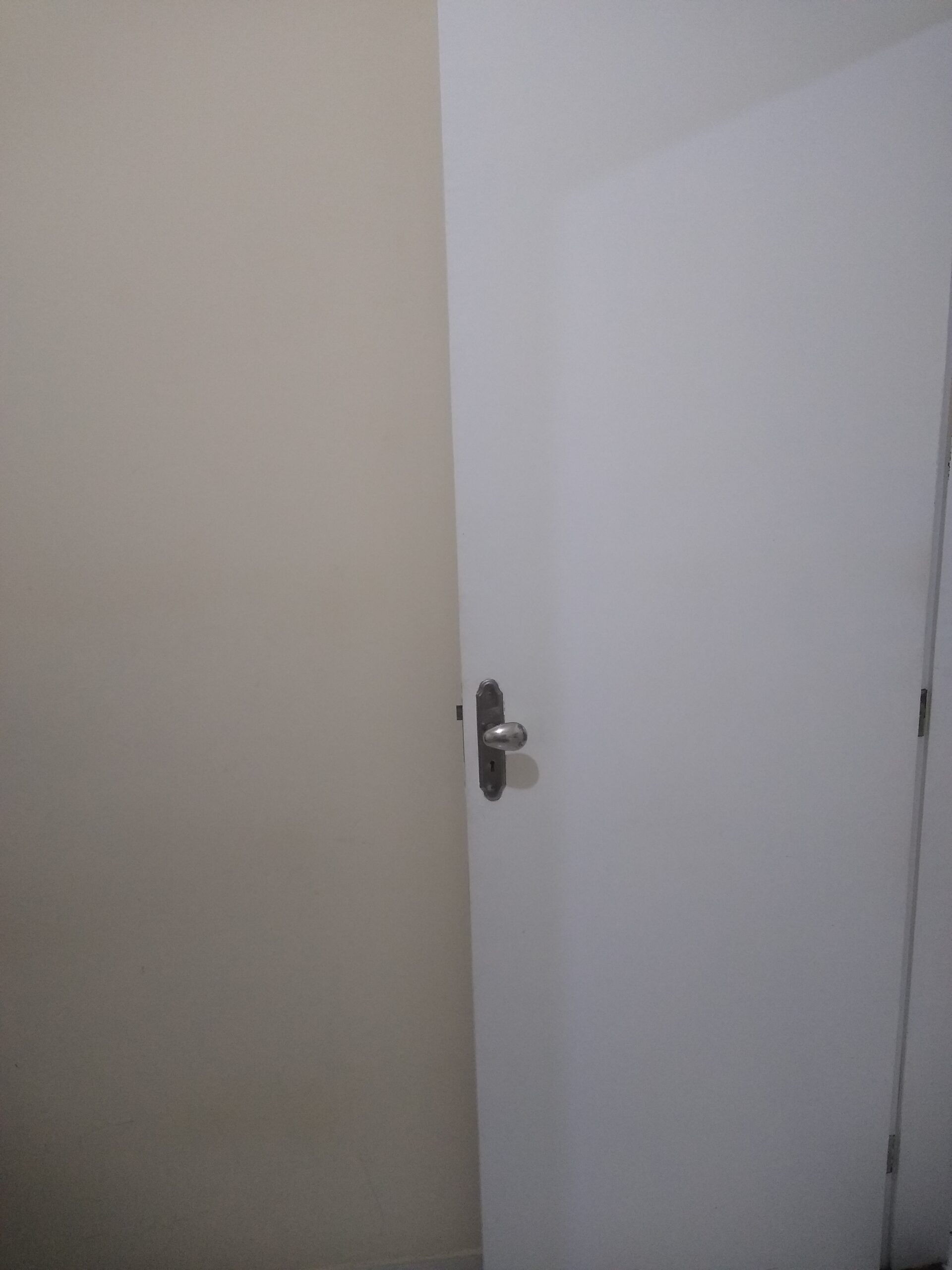 Instalação de portas com alisar, fechadura e aduela.