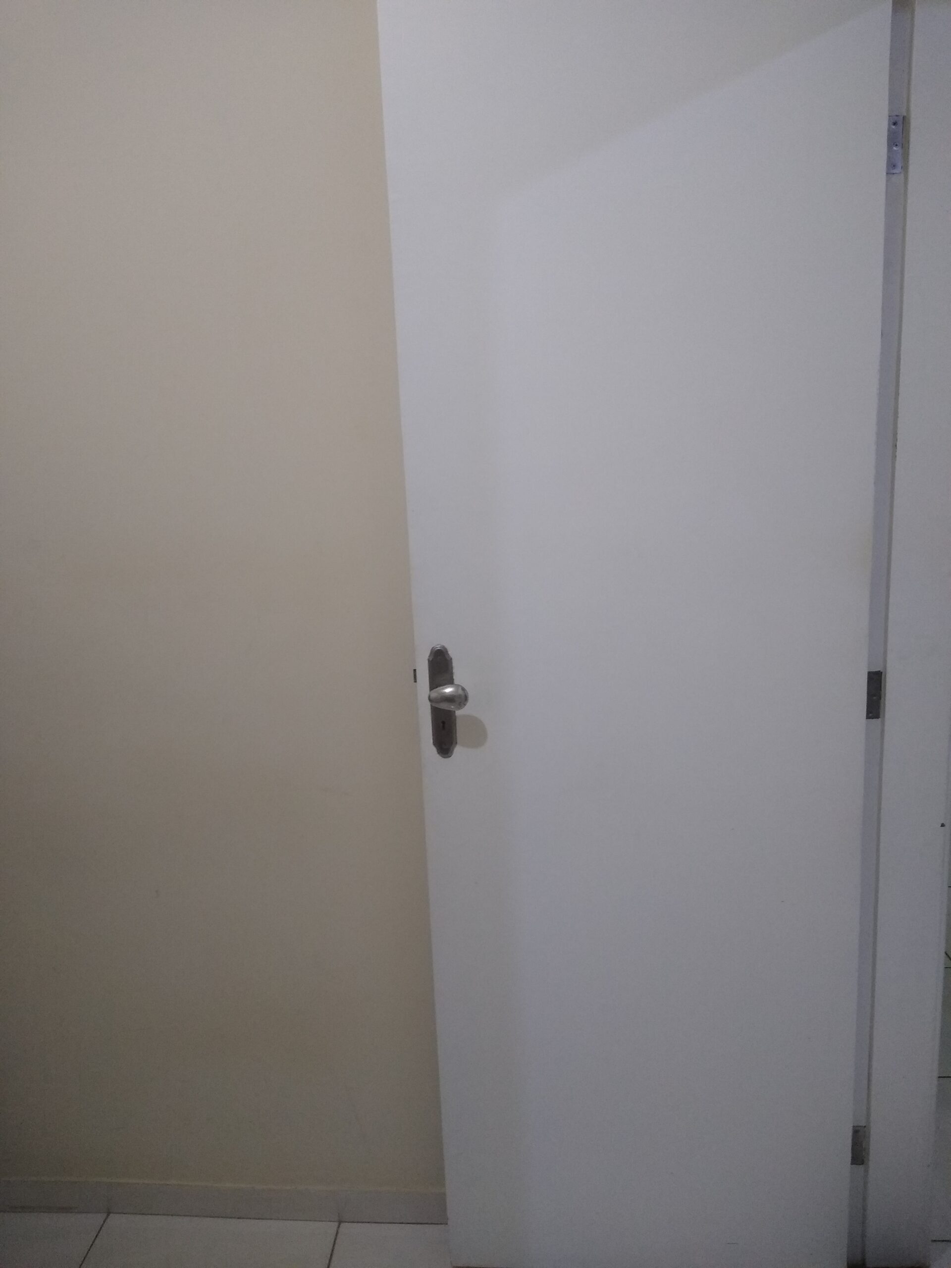 Instalação de portas com alisar, fechadura e aduela.
