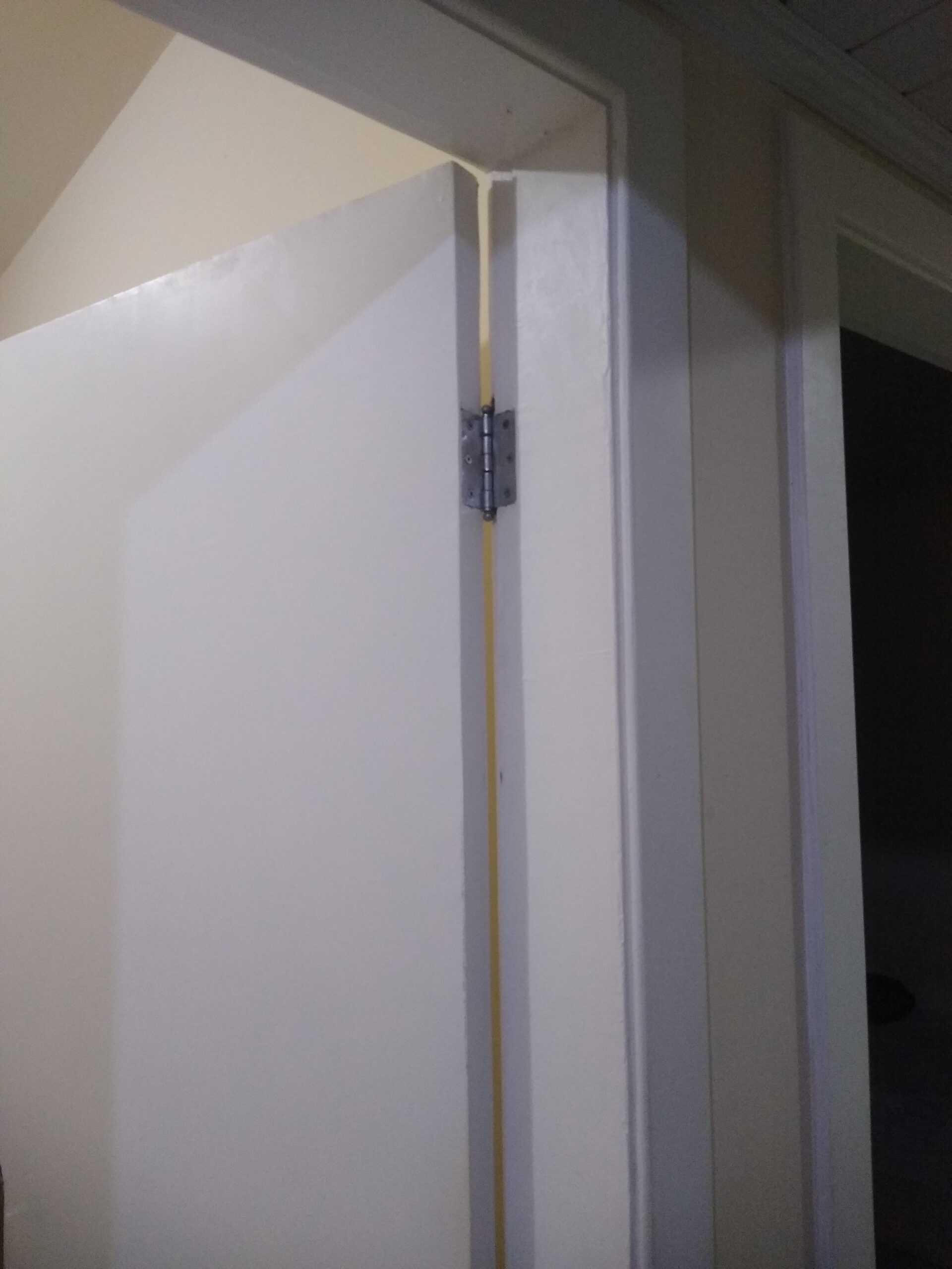 Instalação de portas com alisar, fechadura e aduela.