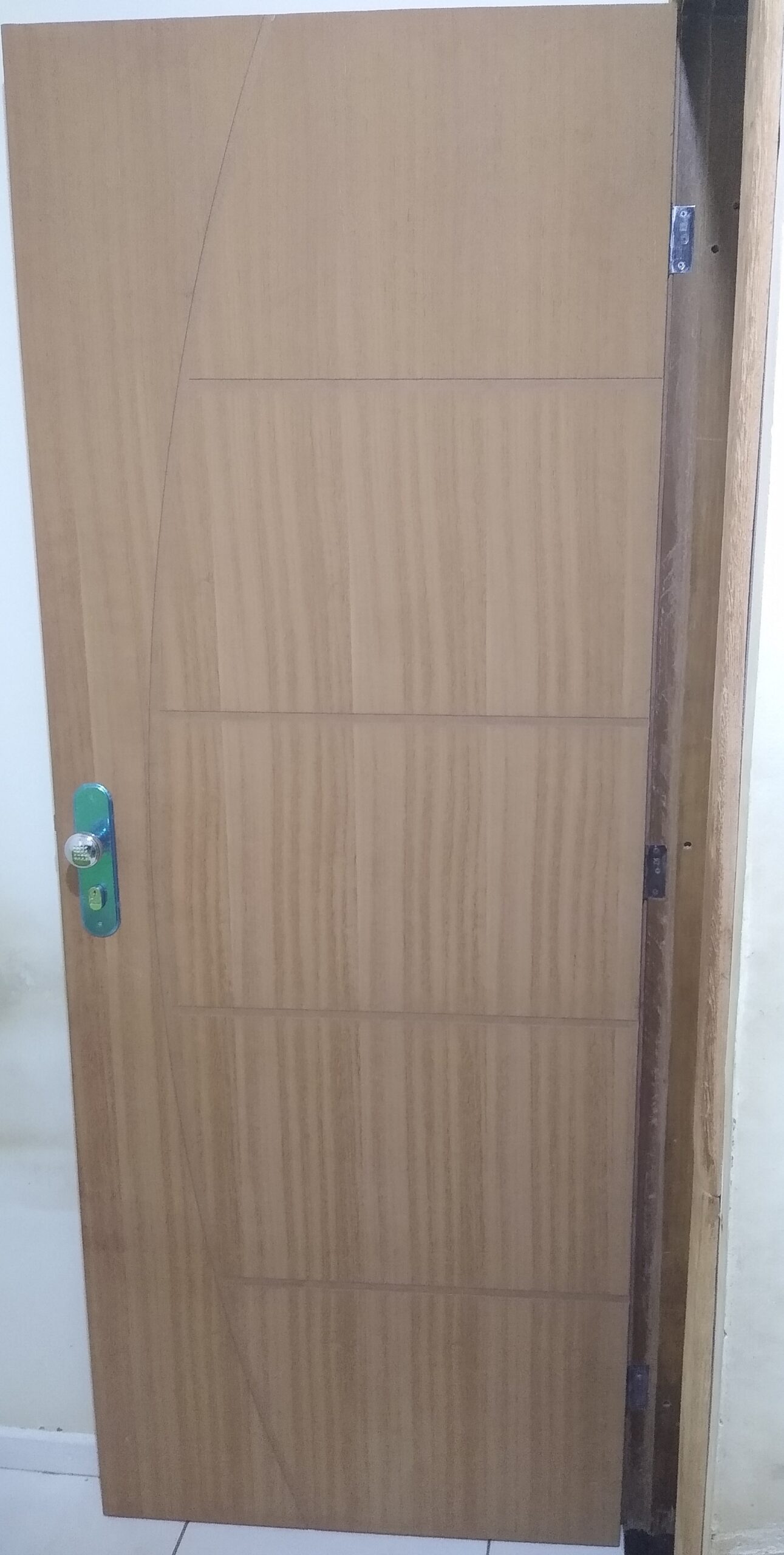 Instalação de portas com alisar, fechadura e aduela.