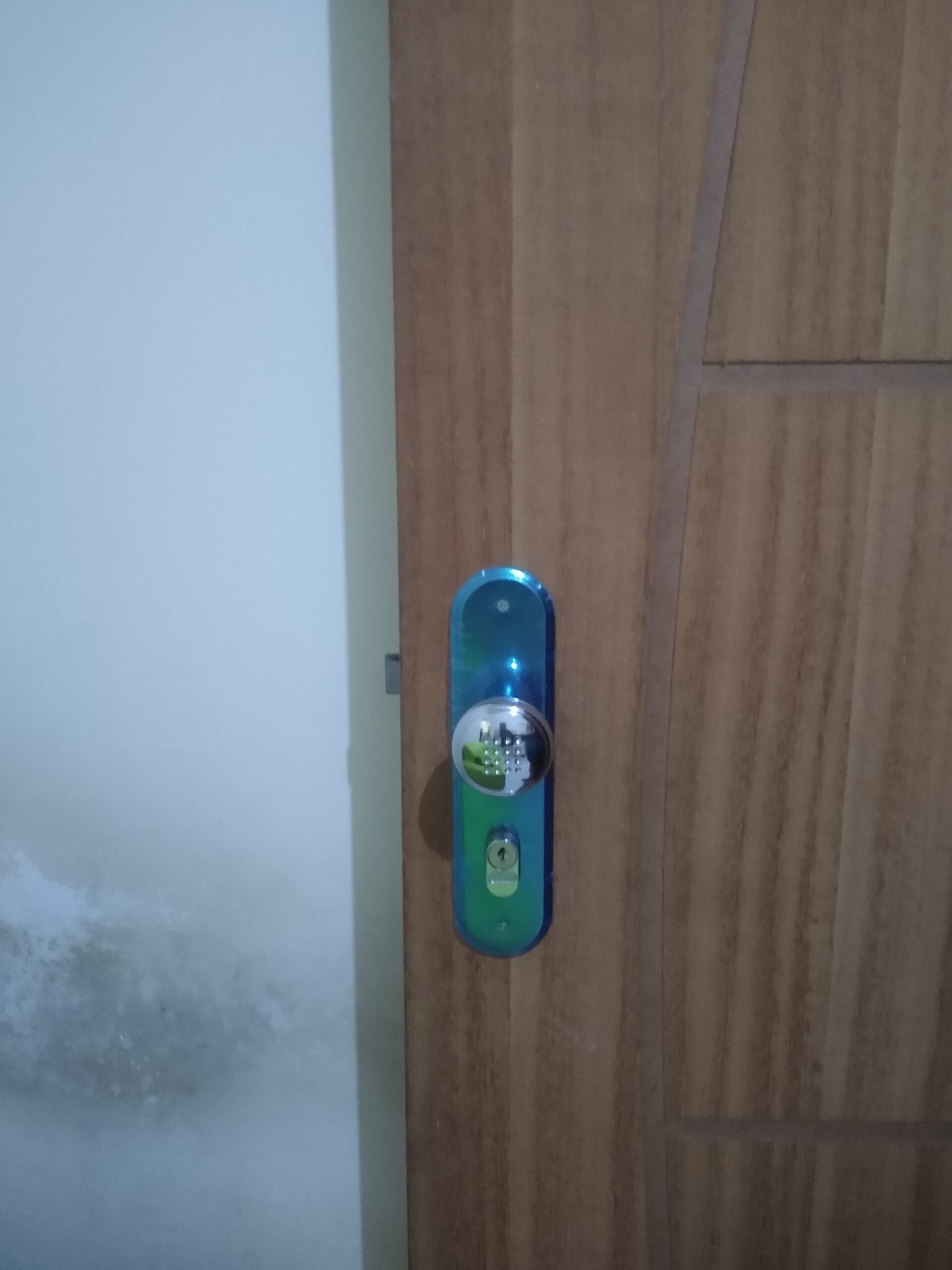 Instalação de portas com alisar, fechadura e aduela.