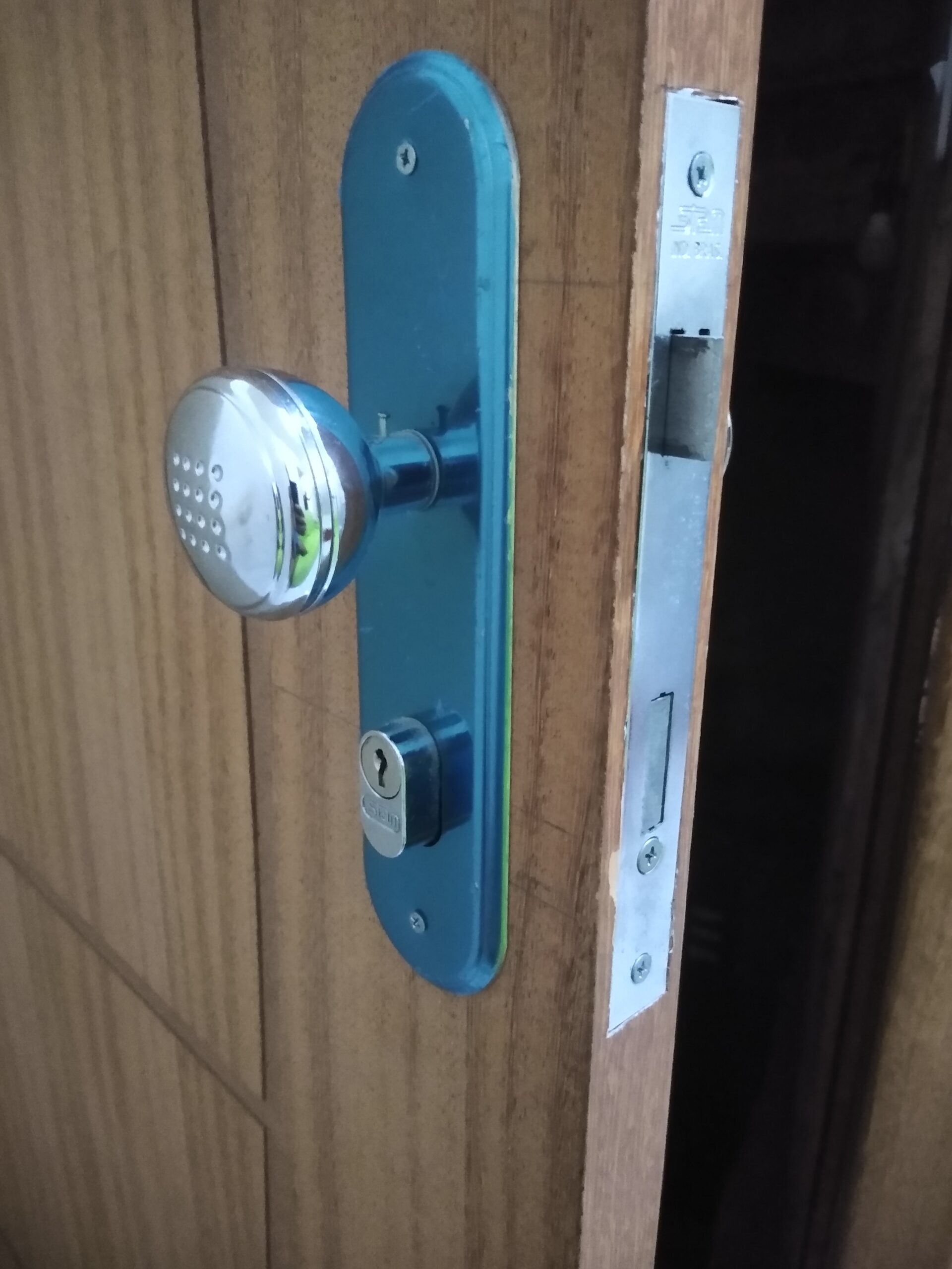 Instalação de portas com alisar, fechadura e aduela.