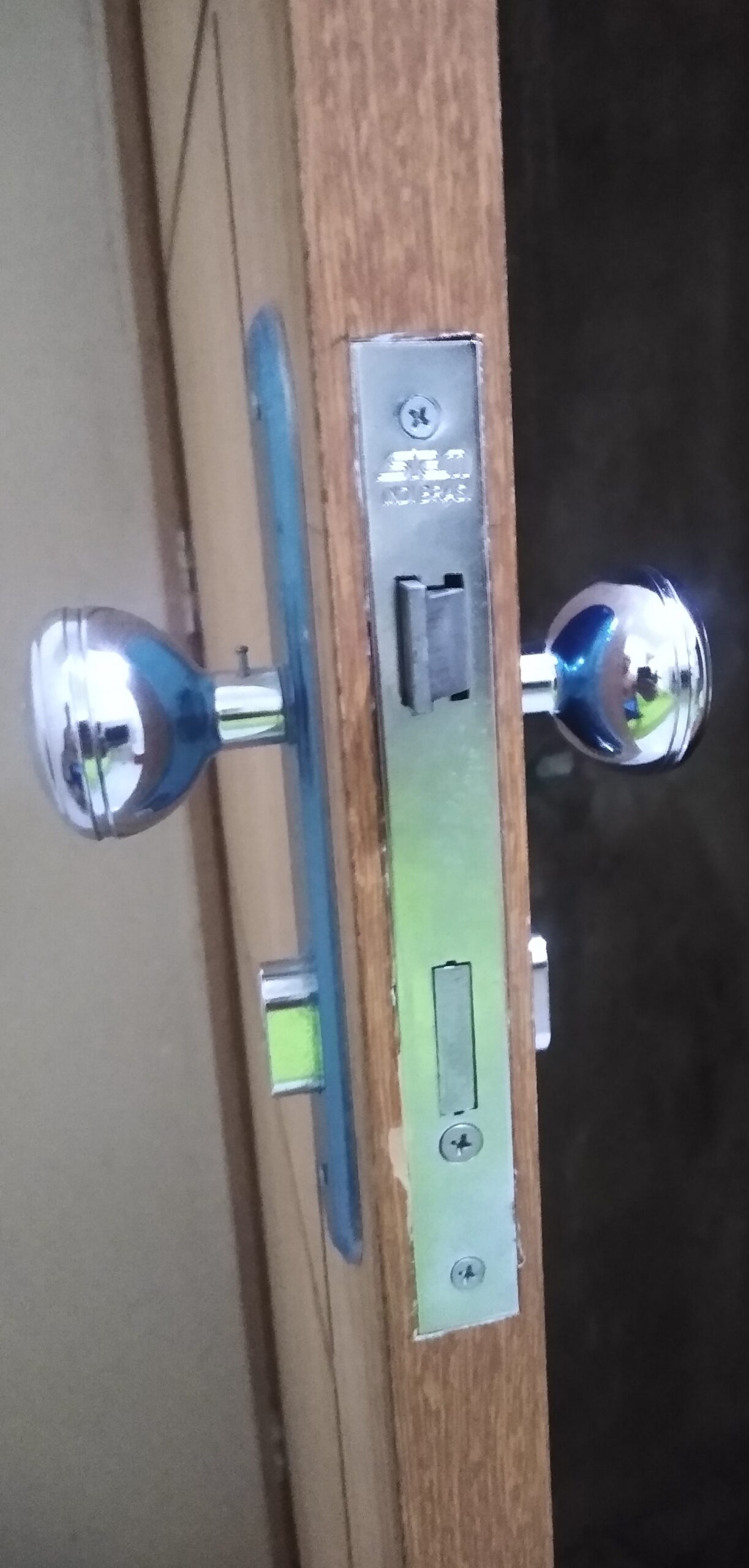 Instalação de portas com alisar, fechadura e aduela.