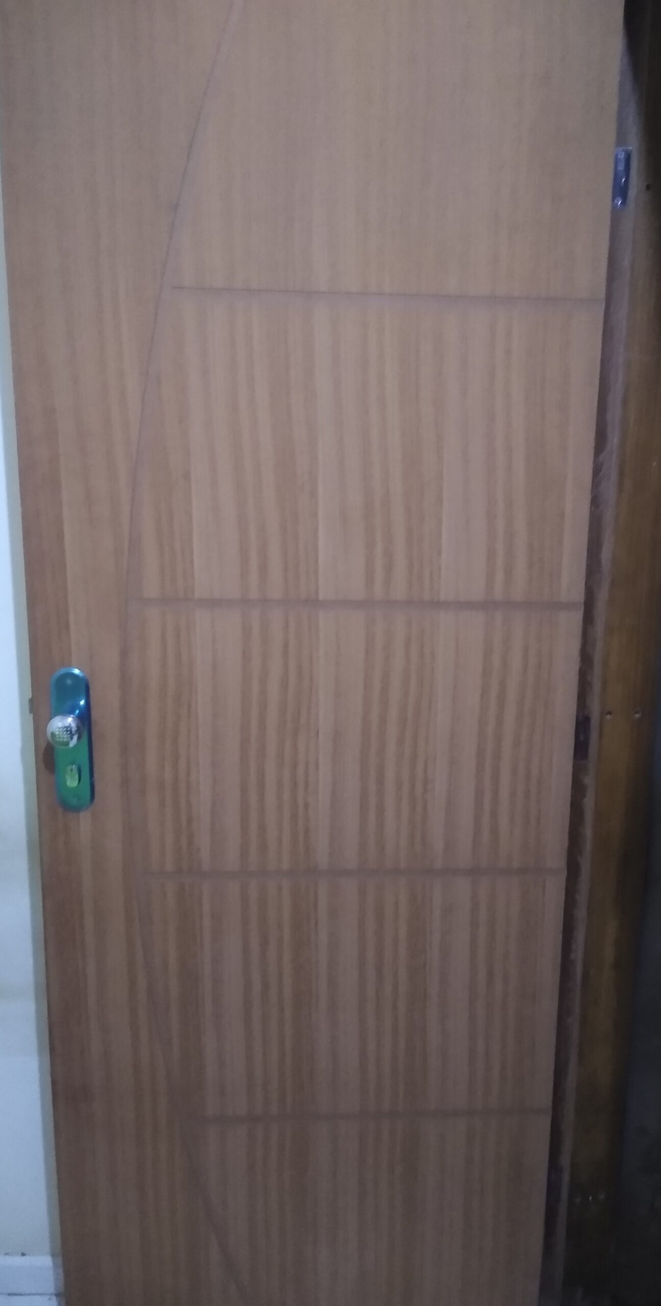 Instalação de portas com alisar, fechadura e aduela.