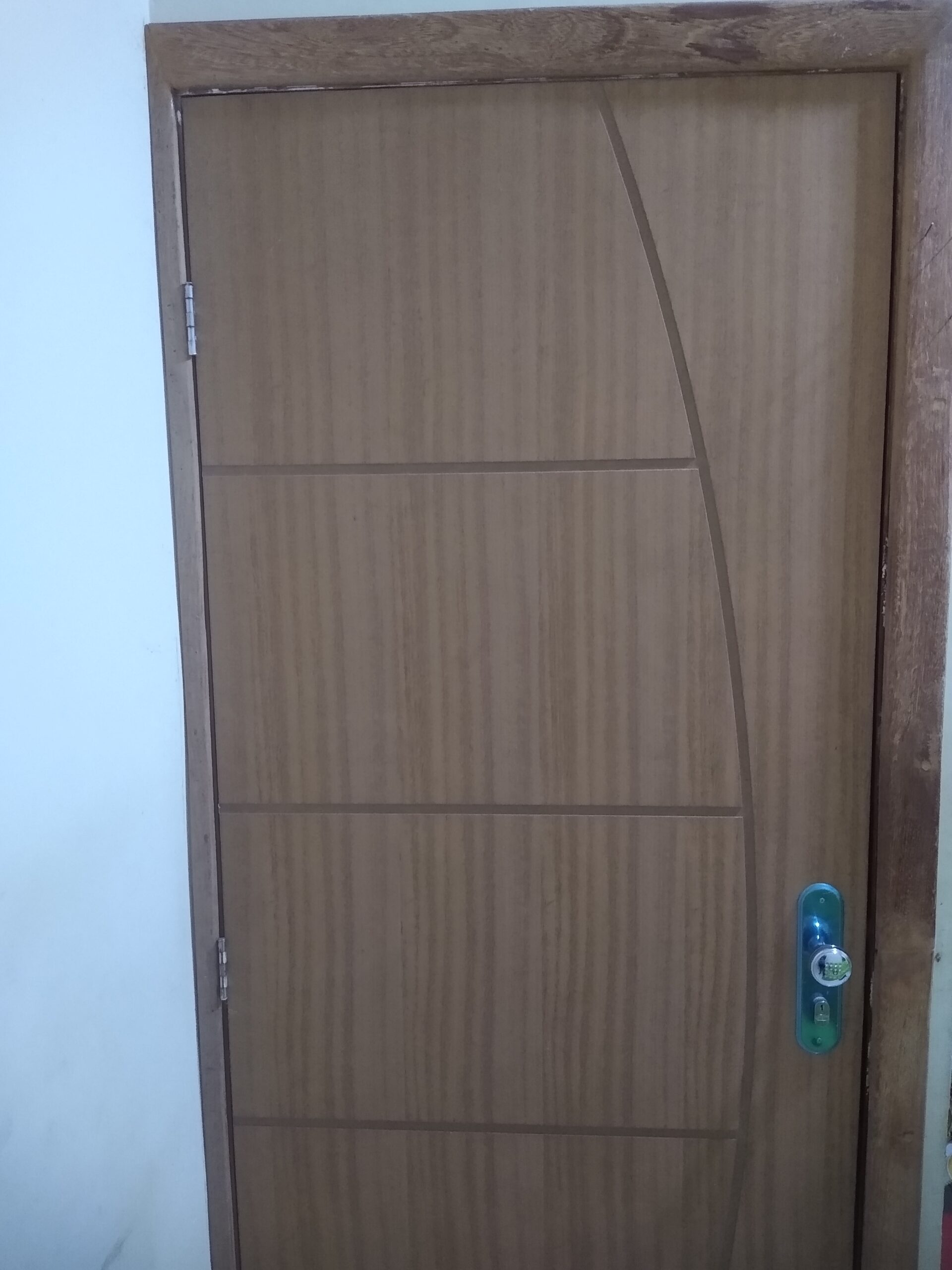 Instalação de portas com alisar, fechadura e aduela.