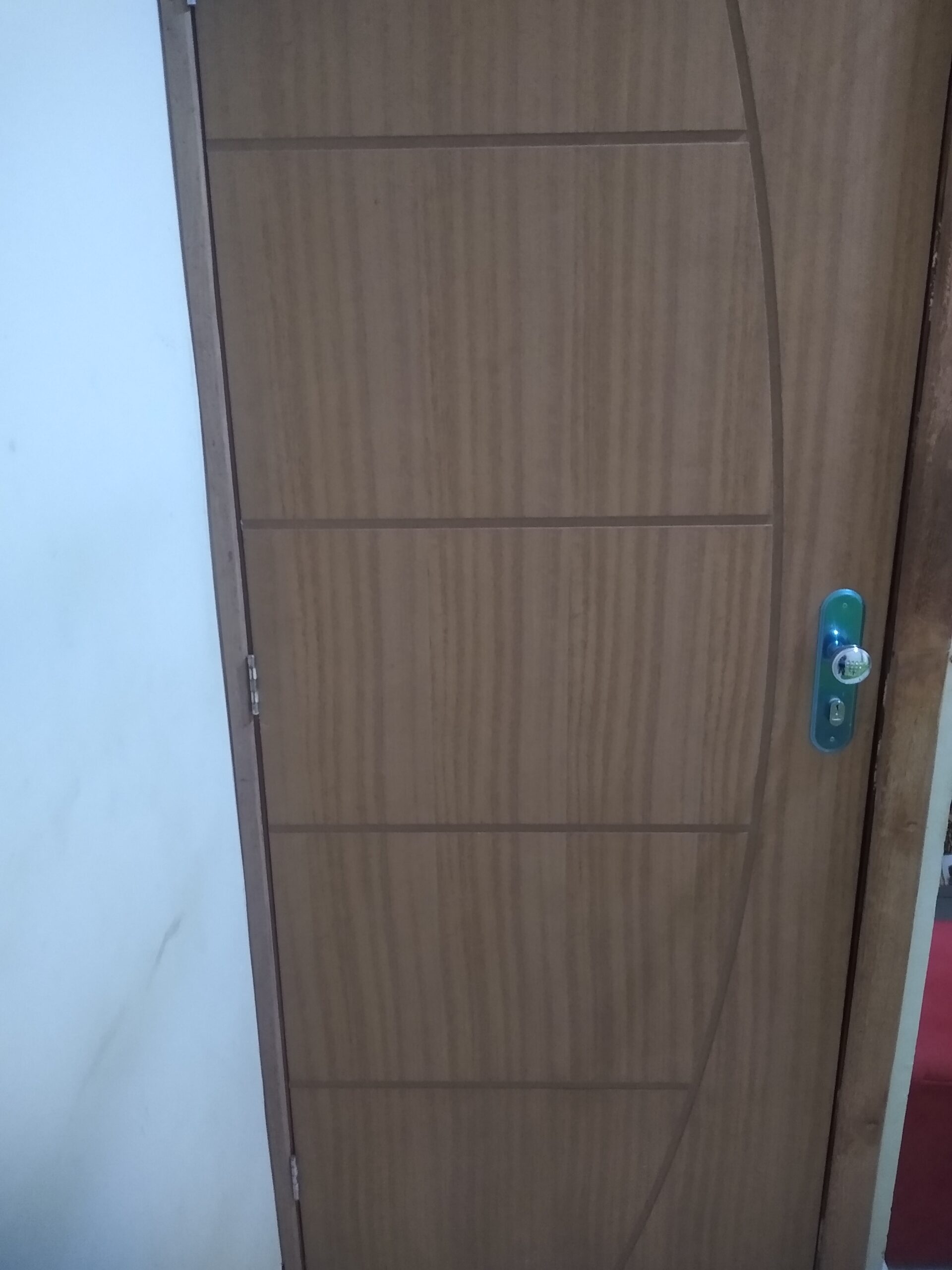 Instalação de portas com alisar, fechadura e aduela.