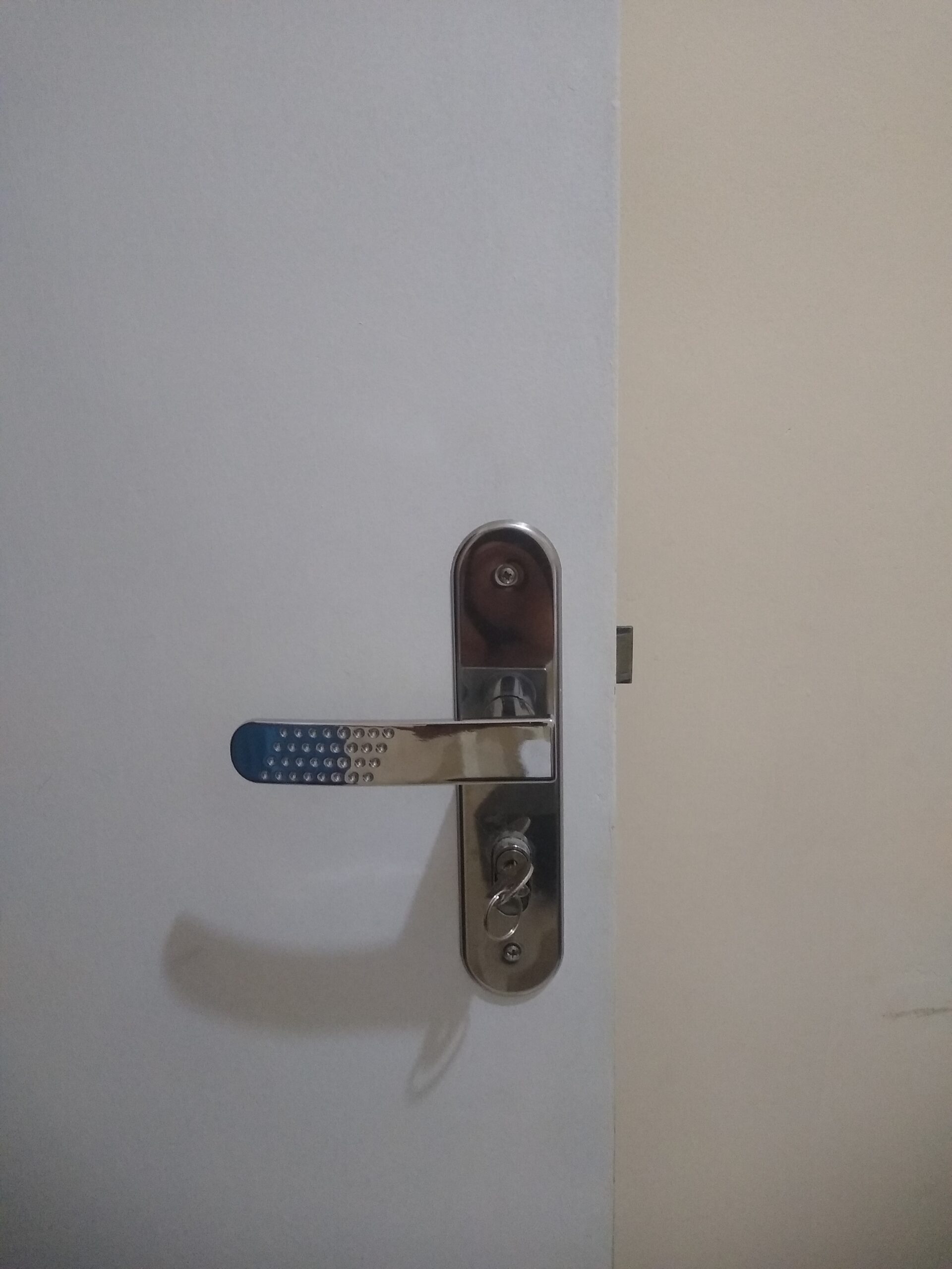 Instalação de portas com alisar, fechadura e aduela.