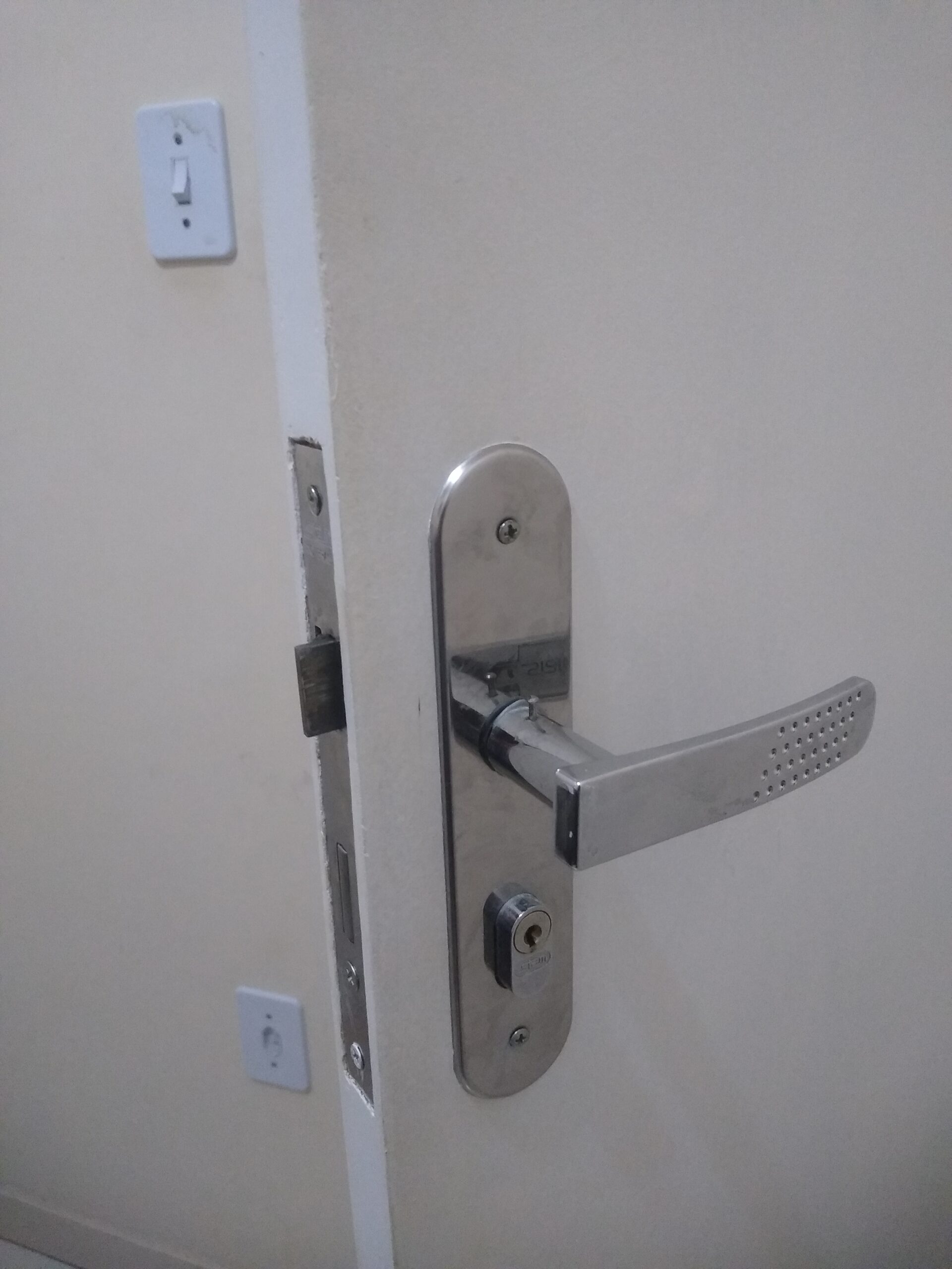 Instalação de portas com alisar, fechadura e aduela.