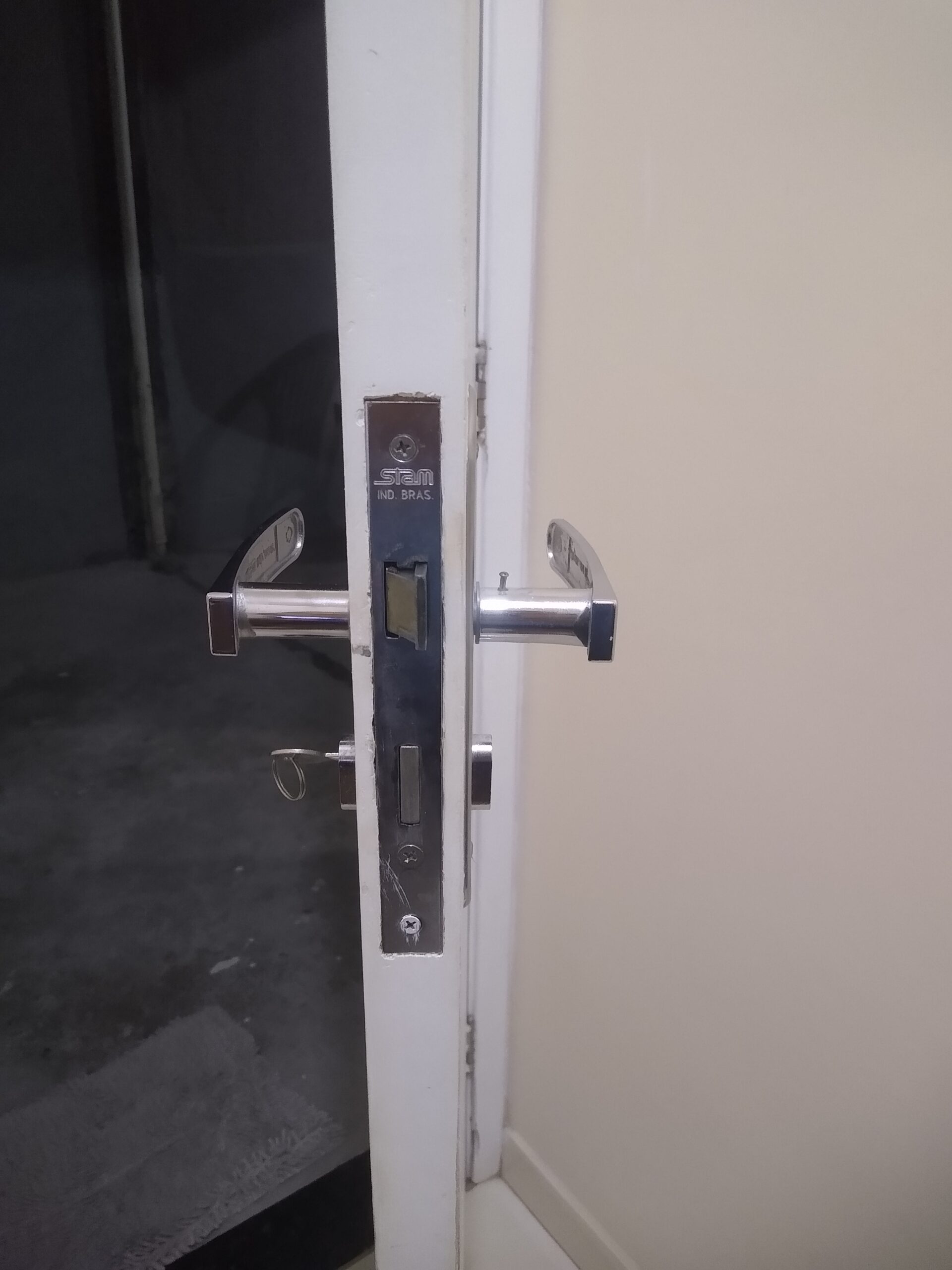 Instalação de portas com alisar, fechadura e aduela.