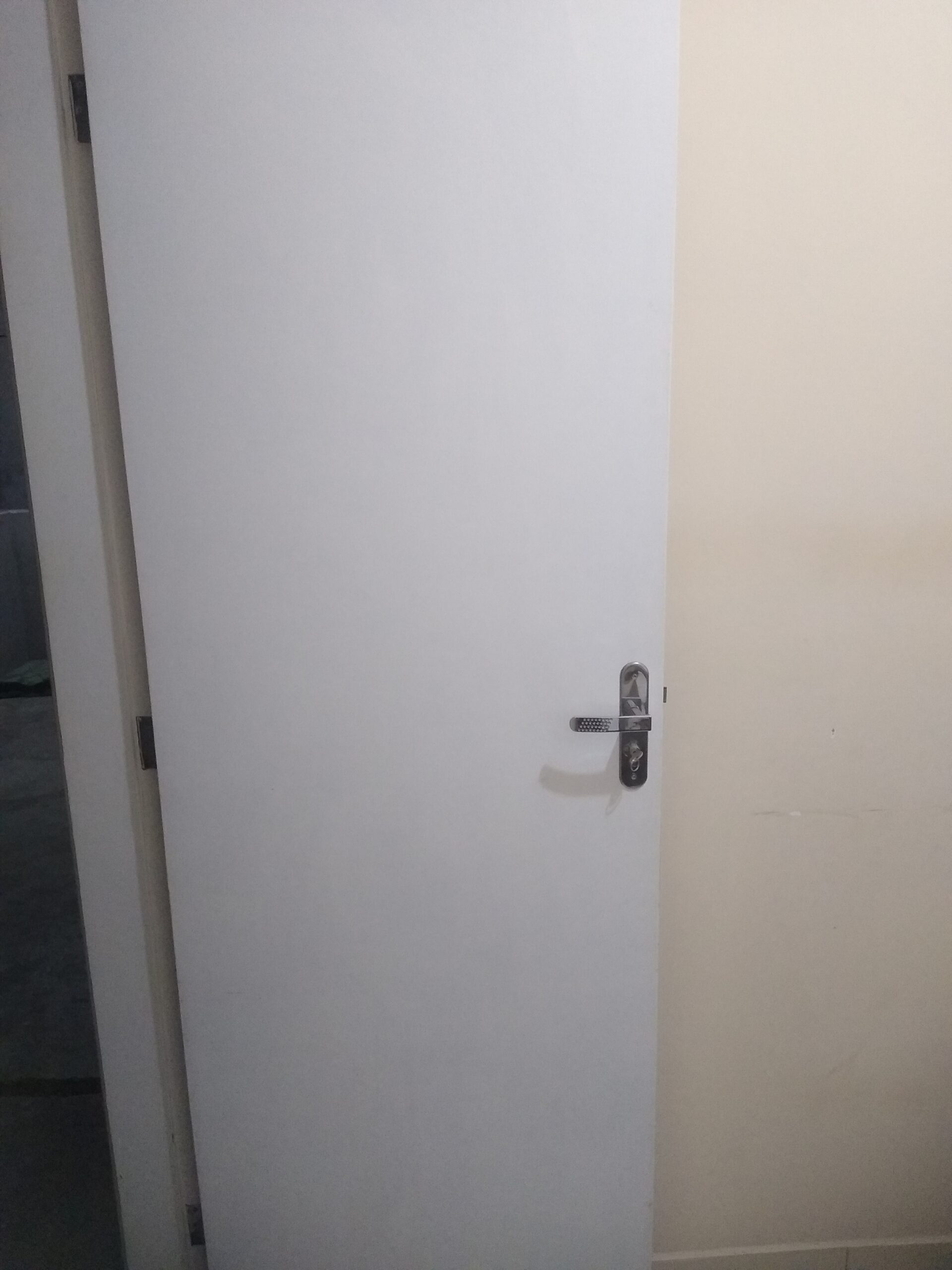 Instalação de portas com alisar, fechadura e aduela.