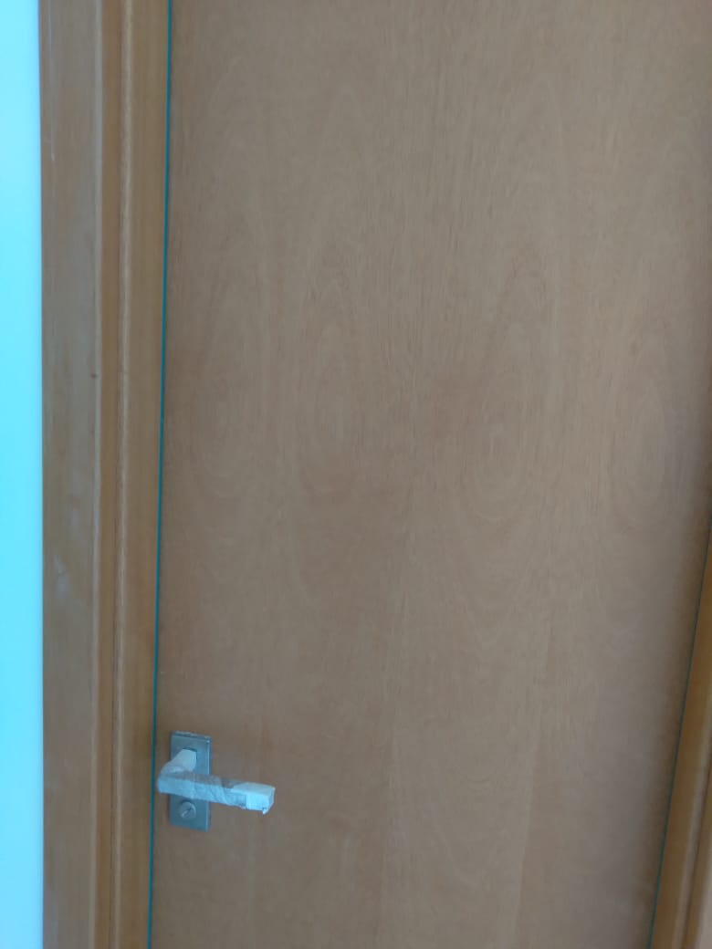 Instalação de portas com alisar, fechadura e aduela.