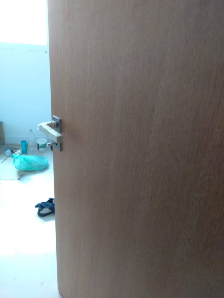 Instalação de portas com alisar, fechadura e aduela.