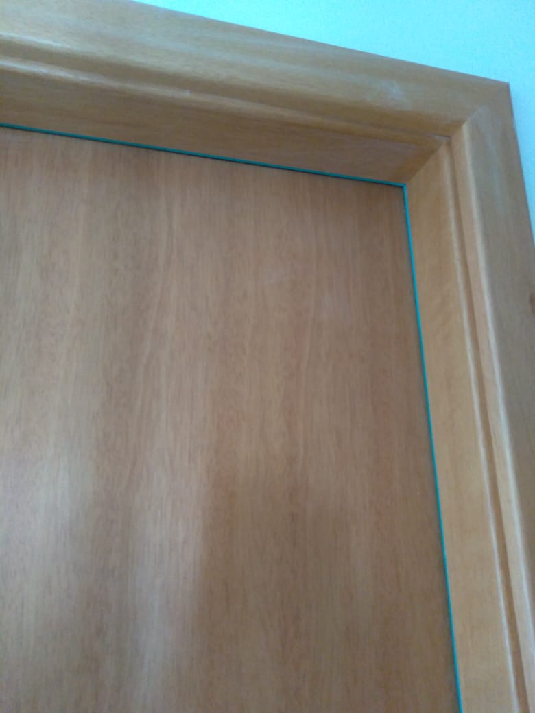 Instalação de portas com alisar, fechadura e aduela.