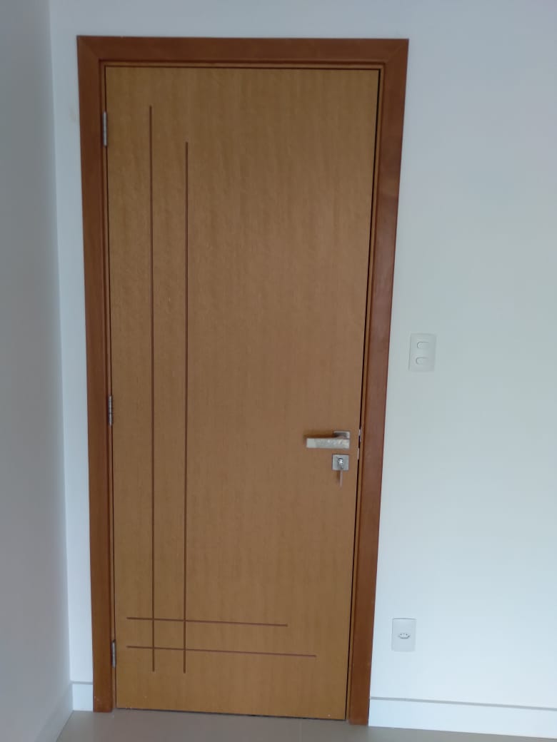 Instalação de portas com alisar, fechadura e aduela.