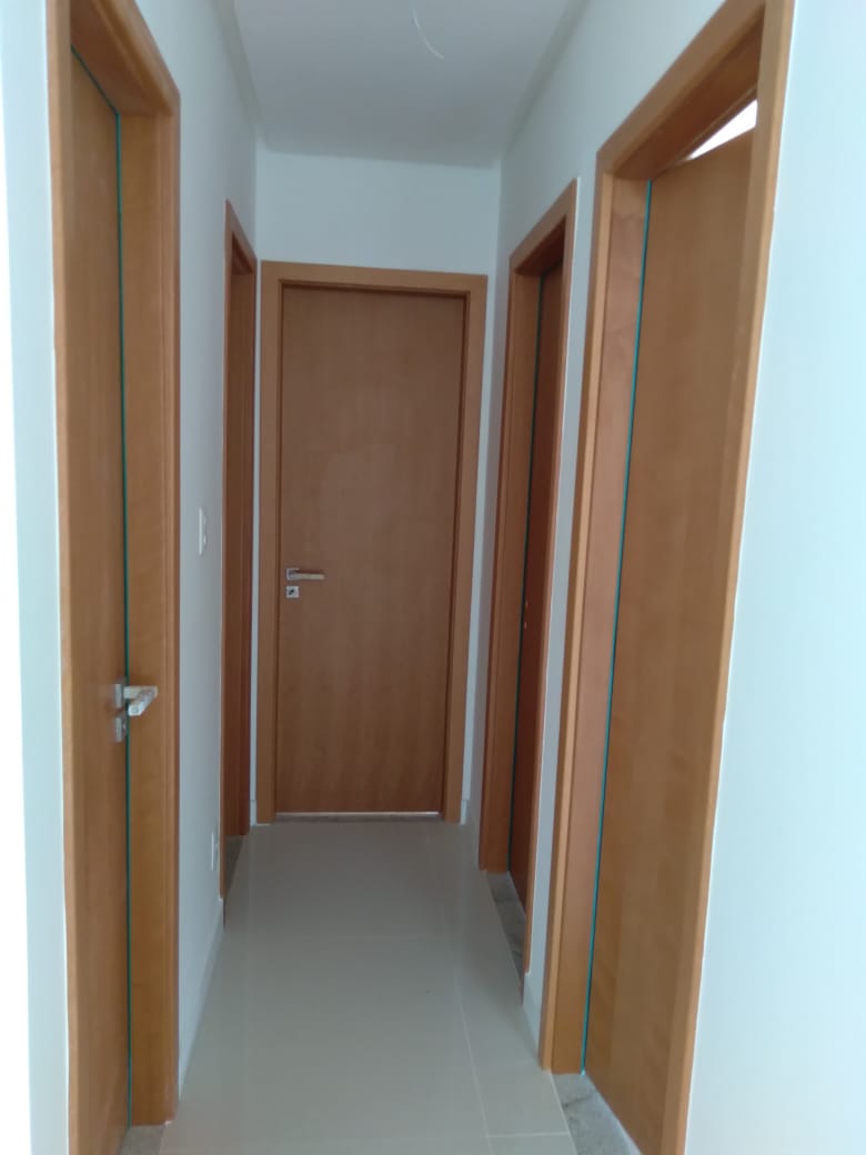 Instalação de portas com alisar, fechadura e aduela.
