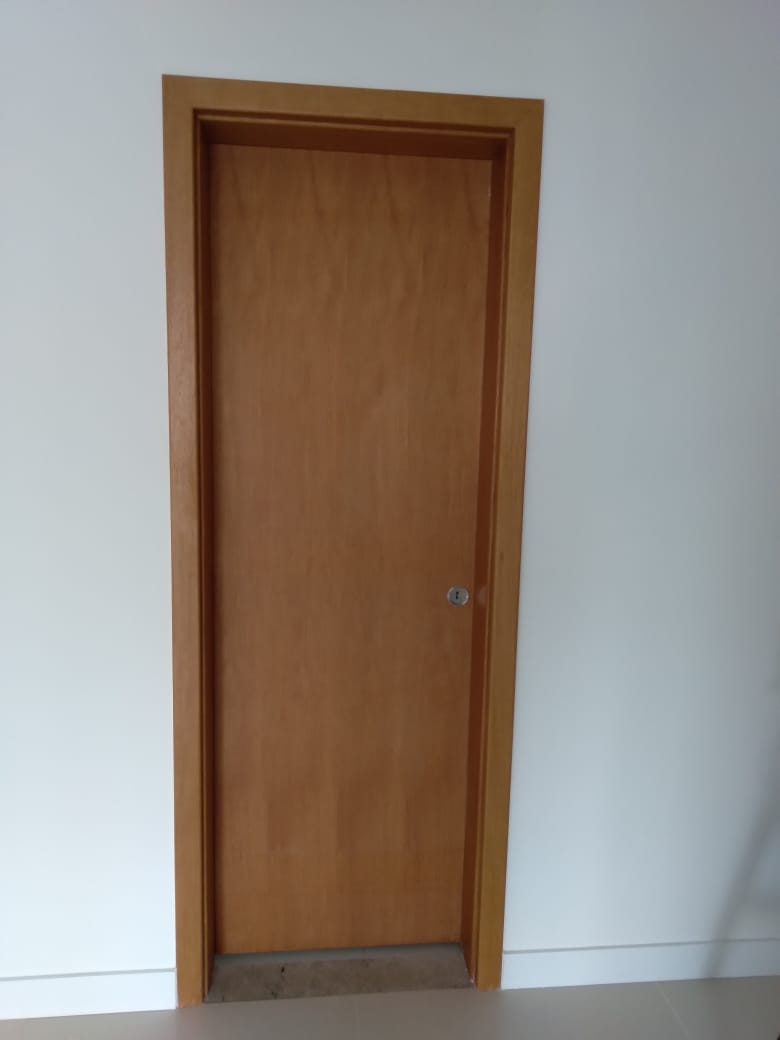 Instalação de portas com alisar, fechadura e aduela.
