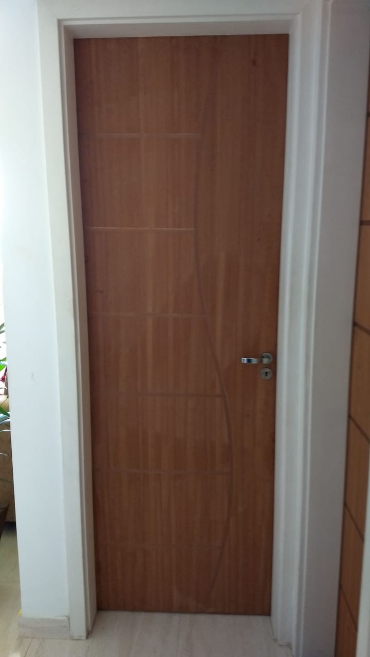 Instalação de portas com alisar, fechadura e aduela.