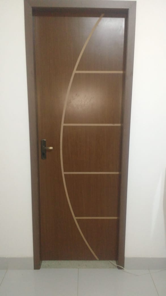 Instalação de portas com alisar, fechadura e aduela.