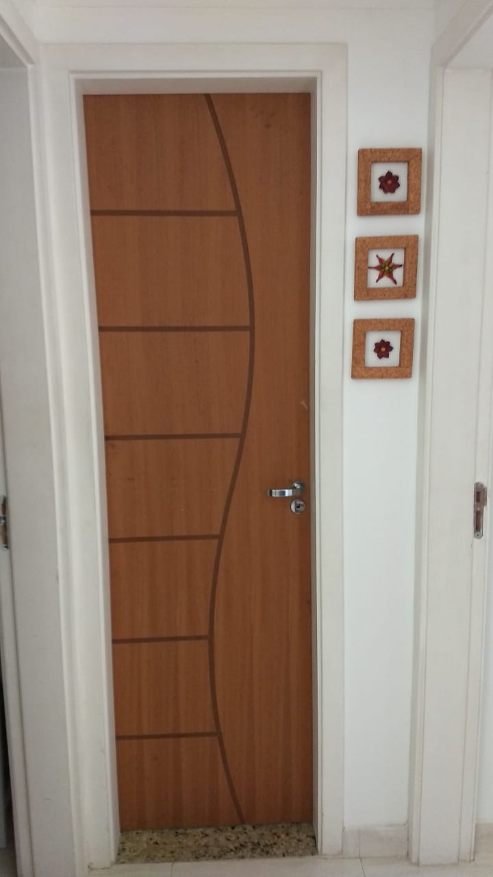 Instalação de portas com alisar, fechadura e aduela.