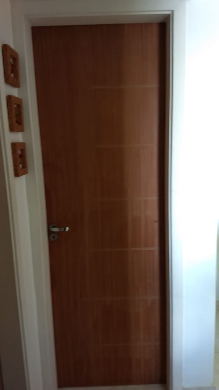 Instalação de portas com alisar, fechadura e aduela.
