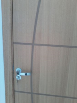 Instalação de portas com alisar, fechadura e aduela.