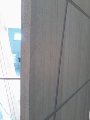 Instalação de portas com alisar, fechadura e aduela.