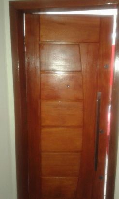 Instalação de portas com alisar, fechadura e aduela.
