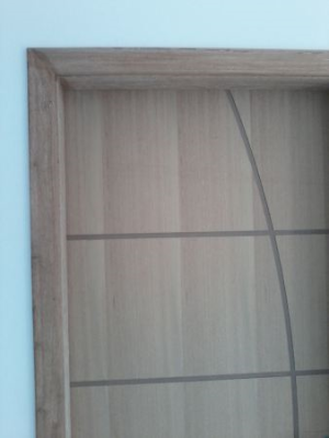 Instalação de portas com alisar, fechadura e aduela.
