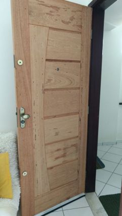 Instalação de portas com alisar, fechadura e aduela.