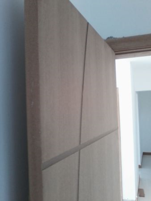 Instalação de portas com alisar, fechadura e aduela.
