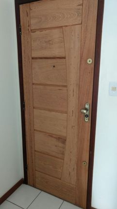 Instalação de portas com alisar, fechadura e aduela.