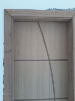 Instalação de portas com alisar, fechadura e aduela.