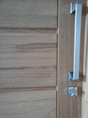Instalação de portas com alisar, fechadura e aduela.
