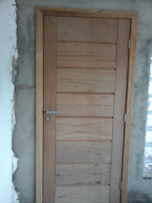 Instalação de portas com alisar, fechadura e aduela.