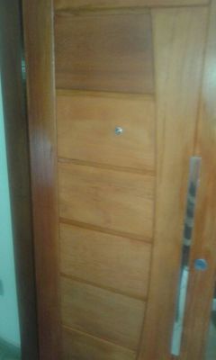 Instalação de portas com alisar, fechadura e aduela.