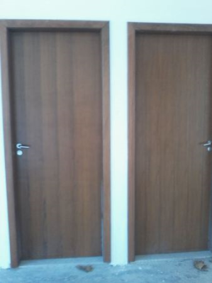 Instalação de portas com alisar, fechadura e aduela.