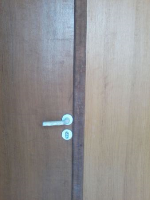 Instalação de portas com alisar, fechadura e aduela.