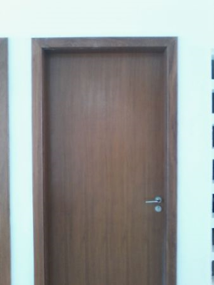 Instalação de portas com alisar, fechadura e aduela.