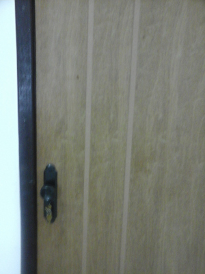 Instalação de portas com alisar, fechadura e aduela.