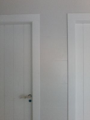 Instalação de portas com alisar, fechadura e aduela.