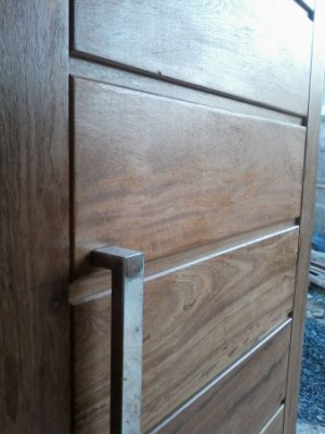 Instalação de portas com alisar, fechadura e aduela.