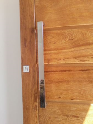 Instalação de portas com alisar, fechadura e aduela.